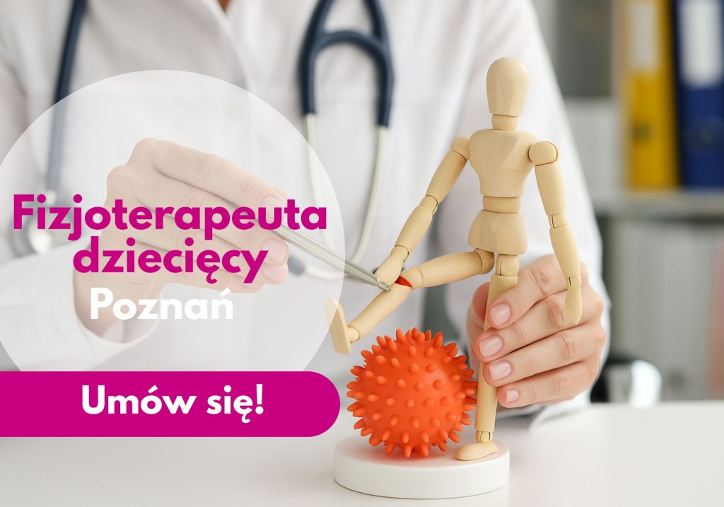 Fizjoterapeuta dziecięcy Centrum Medycznego neoMedica w Poznaniu ze stetoskopem na szyi pokazuje pozycję na figurcę i gumową piłeczką.