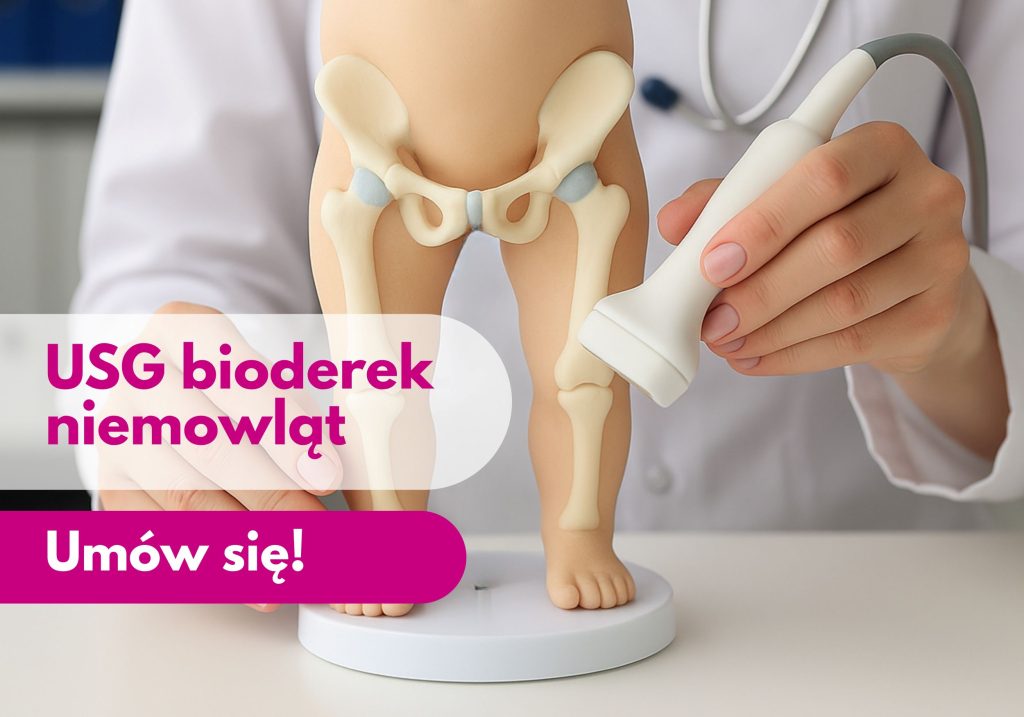 Lekarz z stetoskopem na szyi przykłada głowice USG do modelu bioderek dziecka podczas wizyty w Centrum Medycznym neoMedica w Poznaniu.