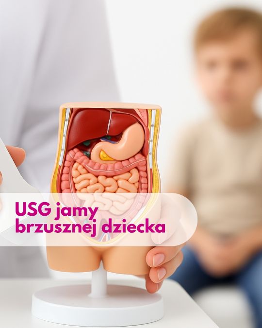 Głowica USG przykładana przez lekarza do modelu przedstawiającego jame brzuszną, w tle zamazana sylwetka dzieckapodczas wizyty w Centrum Medycznym neoMedica w Poznaniu.