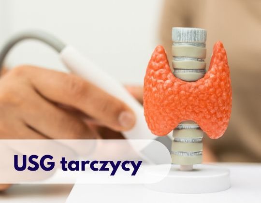 Głowica USG przykładana przez lekarza do modelu przedstawiającego tarczycę, w tle zamazana sylwetka kobiety podczas wizyty w Centrum Medycznym neoMedica w Poznaniu.