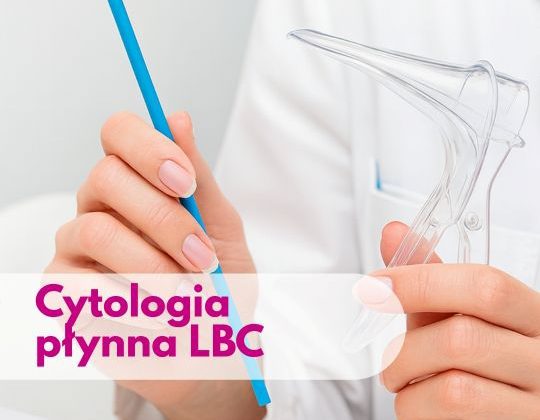 Lekarz ginekolog trzymający wziernik i szczoteczkę do cytologii, obok model narządu macicy - ilustracja dotycząca cytologii płynnej LBC w Centrum Medycznym neoMedica w Poznaniu.