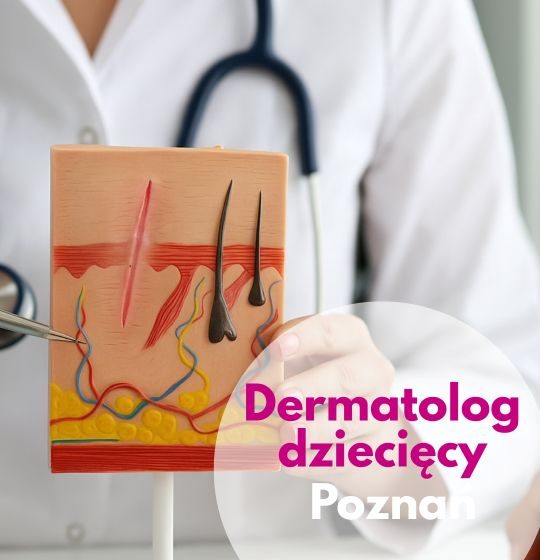 Dermatolog dziecięcy ze stetoskopem na szyi Centrum Medyczmego neoMedica w Poznaniu wskazuje na model przekroju skóry.