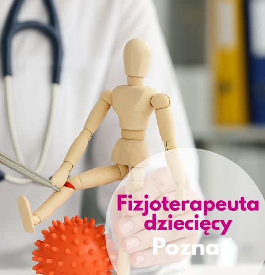 Fizjoterapeuta dziecięcy Centrum Medycznego neoMedica w Poznaniu ze stetoskopem na szyi pokazuje pozycję na figurcę i gumową piłeczką.