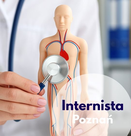 Lekarz rodzinny Centrum Medycznego neoMedica w Poznaniu przykłąda stetoskop do figurki człowieka.