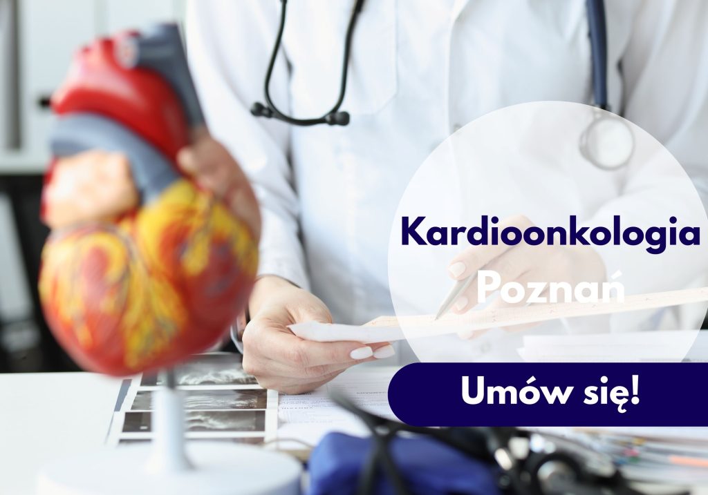 Kardioonkolog Centrum Medycznego neoMedica w Poznaniu ze stetoskopem na szyi analizujący wyniki badań, na pierwszym planie zamazany model narządu serca.