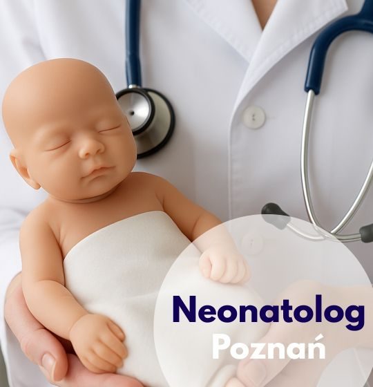 Neonatolog ze stetoskopem na szyi trzyma lalkę dziecka - ilustracja dotycząca konsultacji u neonatologa w Centrum Medycznym neoMedica w Poznaniu.