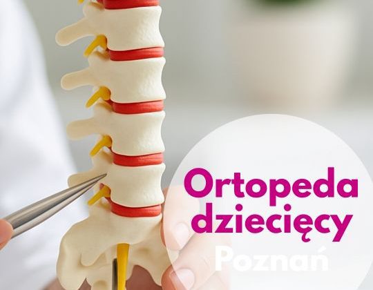 Ortopeda dziecięcy Centrum Medycznego neoMedica w Poznaniu wskazuje na moel kręgosłupa.