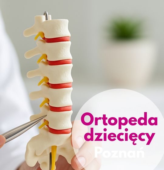 Ortopeda dziecięcy Centrum Medycznego neoMedica w Poznaniu wskazuje na moel kręgosłupa.