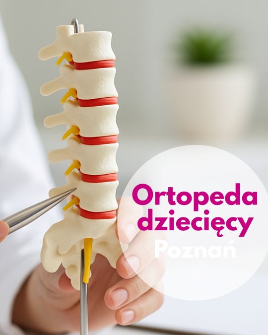 Ortopeda dziecięcy Centrum Medycznego neoMedica w Poznaniu wskazuje na moel kręgosłupa.