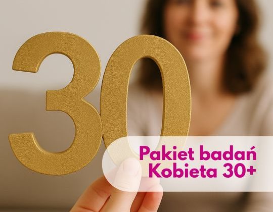 Figurka liczby 30 na pierwszym planie, a w tle zamazana sylwetka kobiety – ilustracja wykorzystywana przez Centrum Medyczne neoMedica w Poznaniu.