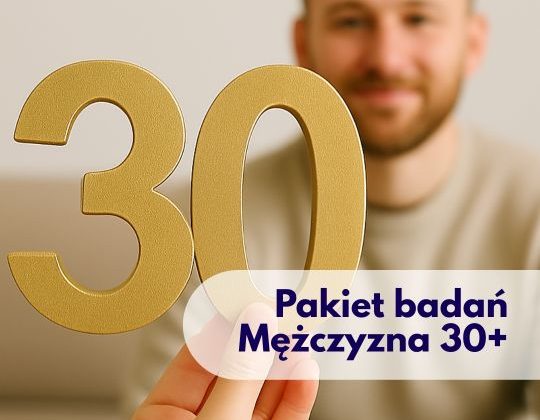 Figurka liczby 30 na pierwszym planie, a w tle zamazana sylwetka mężczyzny – ilustracja wykorzystywana przez Centrum Medyczne neoMedica w Poznaniu.