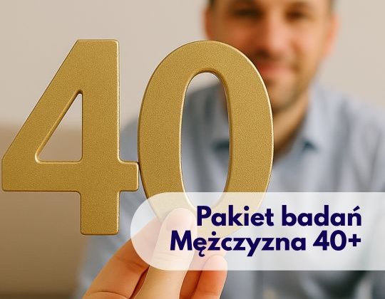 Figurka liczby 40 na pierwszym planie, a w tle zamazana sylwetka mężczyzny – ilustracja wykorzystywana przez Centrum Medyczne neoMedica w Poznaniu.