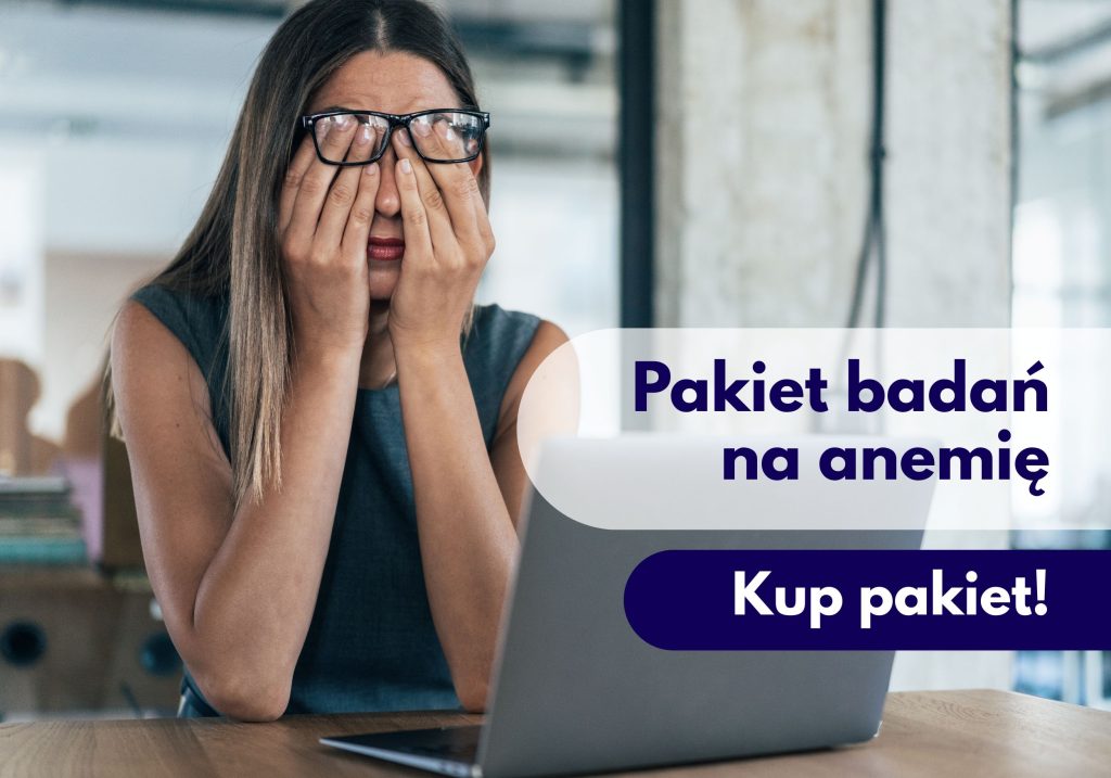 Kobieta przy laptopie pocierająca swoje oczy - ilustracja dotycząca pakietu badań na anemię w Centrum medycznym neoMedica w Poznaniu.