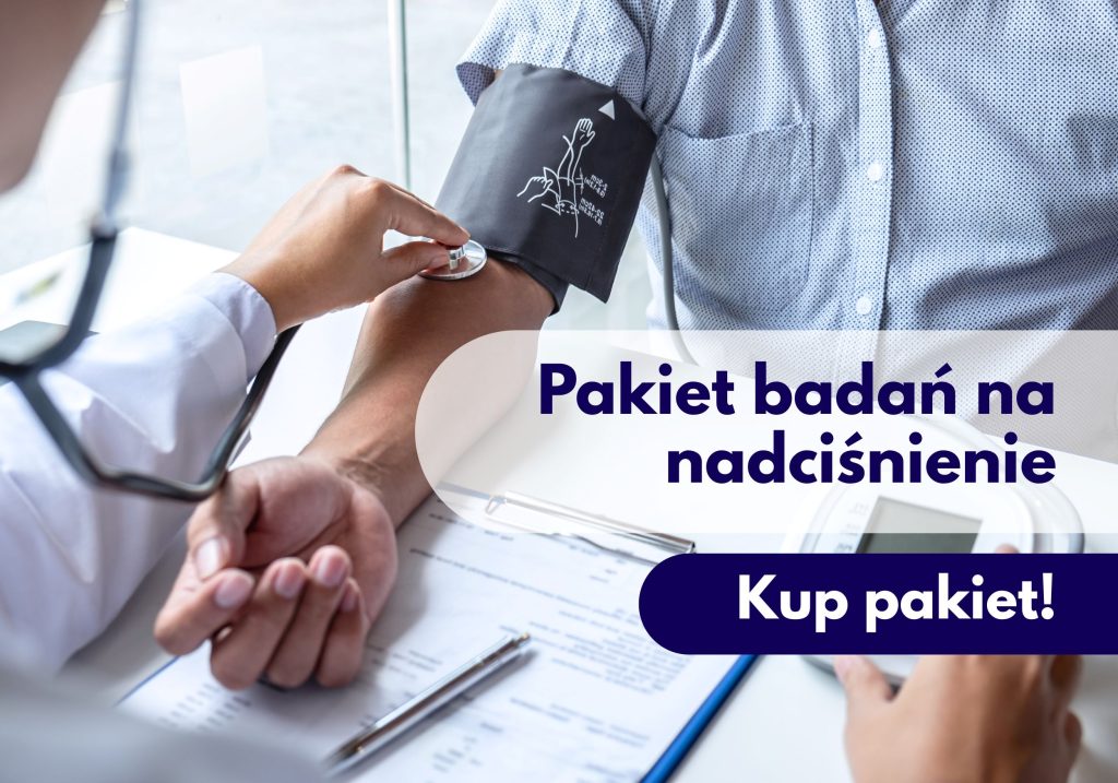 Lekarz przykładający stetoskop do ręki pacjenta i jednocześnie mierzący ciśnienie ciśnieniomierzem w Centrum Medycznym neoMedica w Poznaniu.