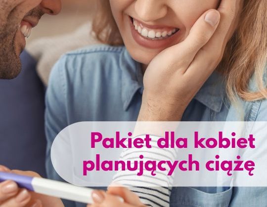 Kobieta trzymająca test ciążowy i mężczyzna uśmiechający sięprzed nią – ilustracja dotycząca pakietu badań dla kobiet planujących ciążę w Centrum Medycznym neoMedica w Poznaniu.