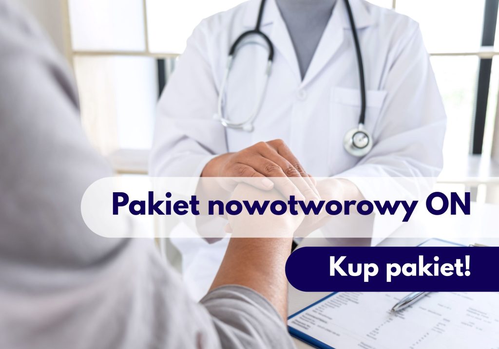 Lekarz ze stetoskopem na szyi trzymający pacjenta za rękę podczas konsultacji lekarskiej w Centrum Medycznym neoMedica w Poznaniu.