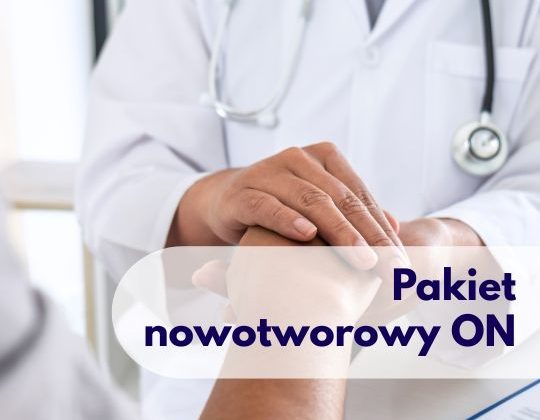 Lekarz ze stetoskopem na szyi trzymający pacjenta za rękę podczas konsultacji lekarskiej w Centrum Medycznym neoMedica w Poznaniu.