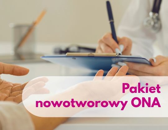 Lekarz ze stetoskopem na szyi przeprowadzający wywiad z pacjentem podczas konsultacji lekarskiej w Centrum Medycznym neoMedica w Poznaniu.