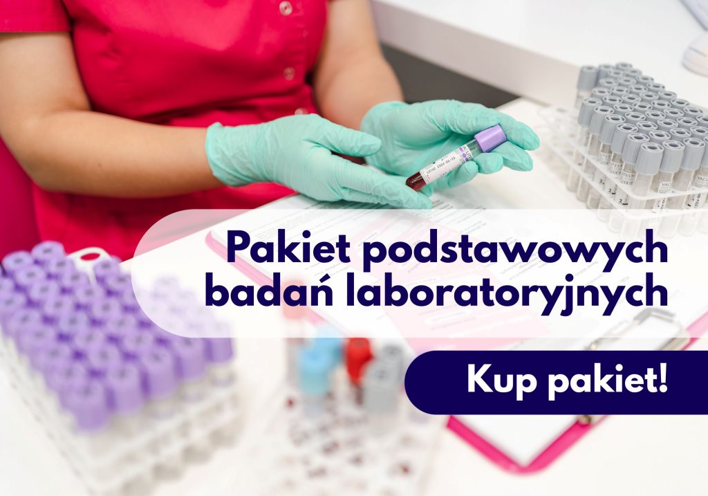 Pielęgniarka POZ z Centrum Medycznego neoMedica w Poznaniu trzymająca w rękawiczkach lekarskich probówkę z krwią, a na biurku przed nią znajdują się puste probówki i dokumenty.