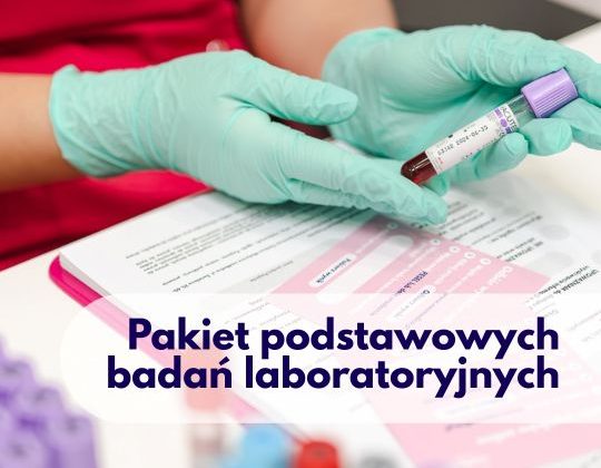 Pielęgniarka POZ z Centrum Medycznego neoMedica w Poznaniu trzymająca w rękawiczkach lekarskich probówkę z krwią, a na biurku przed nią znajdują się puste probówki i dokumenty.