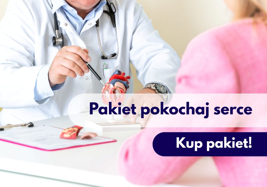 Kardiolog Roku 2025 dr n. med. Andrzej Sieńko wskazujący na model narządu serca podczas konsultacji kardiologicznej w Centrum Medycznym neoMedica w Poznaniu.
