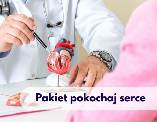 Kardiolog Roku 2025 dr n. med.Andrzej Sieńko wskazujący na model narządu serca podczas konsultacji kardiologicznej w Centrum Medycznym neoMedica w Poznaniu.