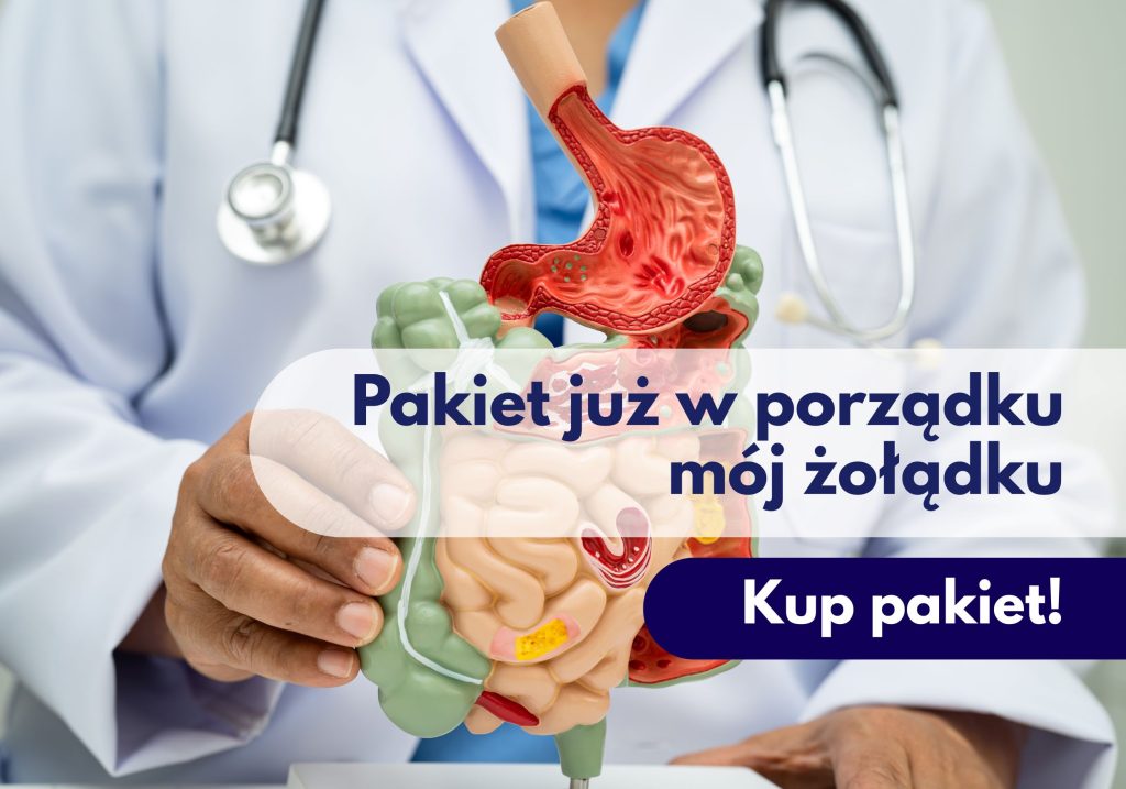 Lekarz ze stetoskopem na szyi trzymający model układu pokarmowego w Centrum Medycznym neoMedica w Poznaniu.
