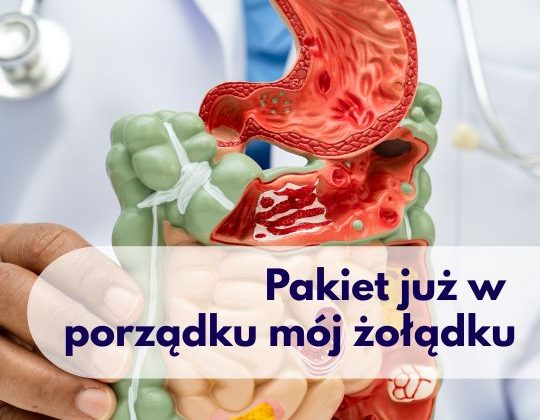Lekarz ze stetoskopem na szyi trzymający model układu pokarmowego w Centrum Medycznym neoMedica w Poznaniu.