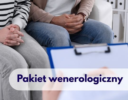 Para siedząca na konsultacji wenerologicznej z lekarzem zapisującym informacje na teczce w Centrum Medycznym neoMedica w Poznaniu.