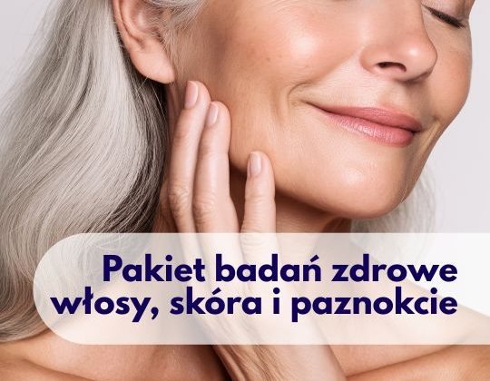 Starsza kobieta wskazująca na swoją skórę i zdrowe włosy – ilustracja dotycząca pakietu badań „Zdrowe włosy, skóra i paznokcie” dostępnego w Centrum Medycznym neoMedica w Poznaniu.