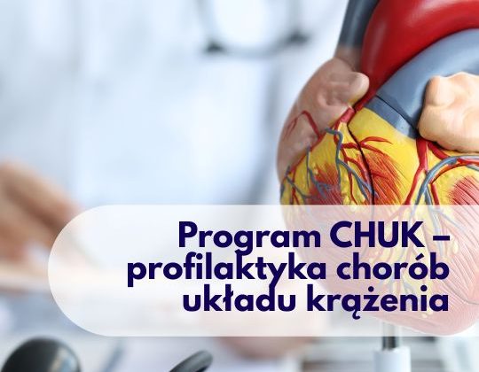 Model narządu serca z lekarzem w tle i ciśnieniomierzem na biurku w Centrum Medycznym neoMedica w Poznaniu.