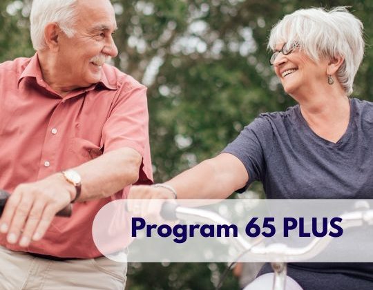 Dwie osoby po 65. roku życia jadące na rowerze – ilustracja dotycząca programu 65 Plus dostępnego w Centrum Medycznym neoMedica w Poznaniu.