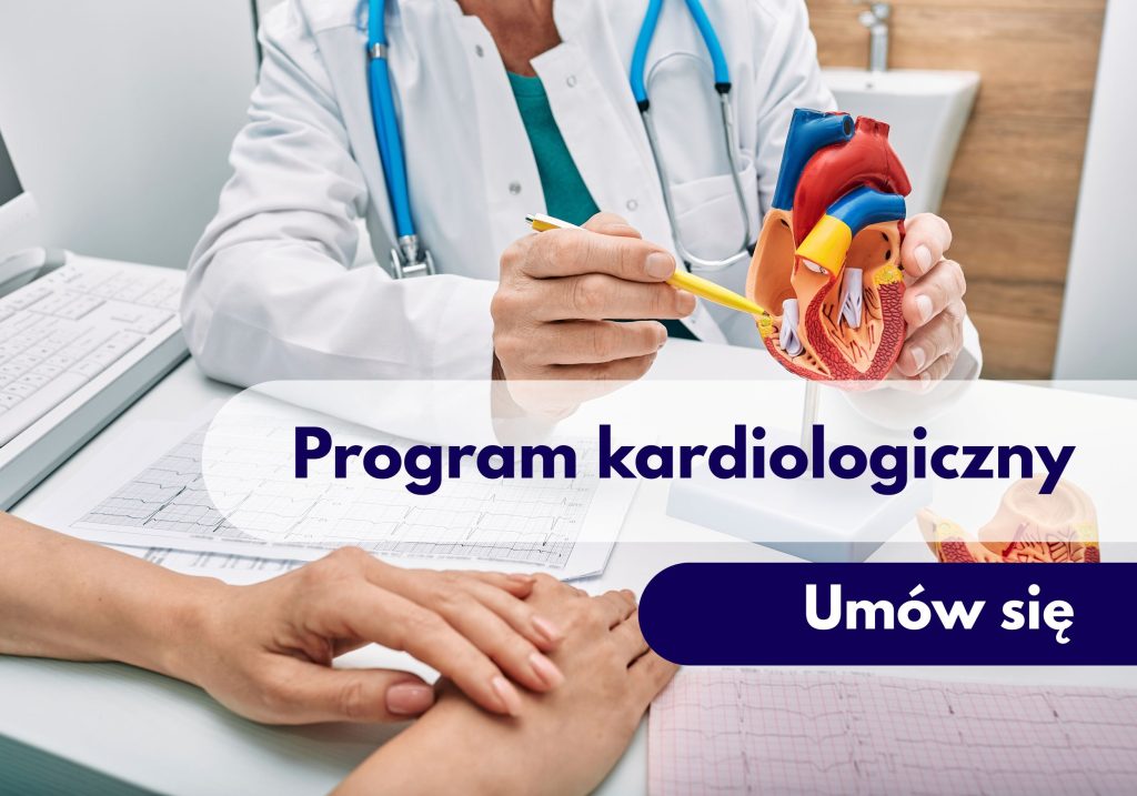 Lekarz z Centrum Medycznego neoMedica w Poznaniu wskazujący na model narządu serca, a na biurku przed nim znajdują się wydruki z badania EKG oraz dłonie Pacjenta.