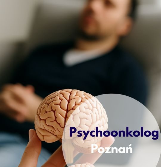 Model mózgu, a w tle zamazana sylwetka mężczyzny na wizycie psychoonkologicznej w Centrum Medycznym neoMedica w Poznaniu.