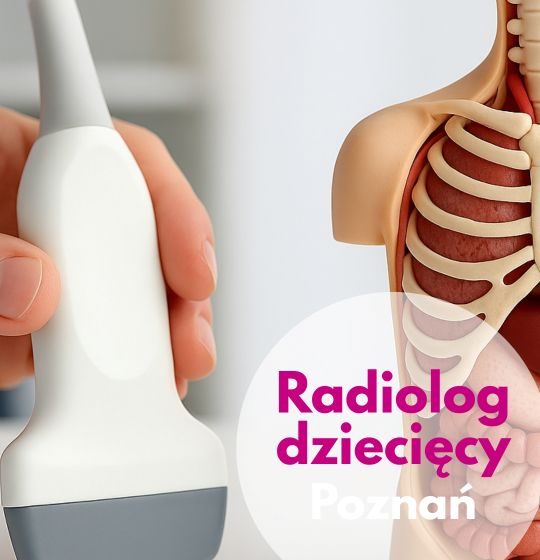 Radiolog dziecięcy trzymający głowicę USG, obok model ciała człowieka – ilustracja dotycząca wizyty u radiologa dziecięcego w Centrum Medycznym neoMedica w Poznaniu.