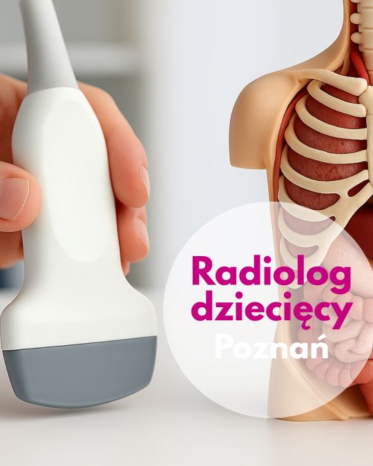 Radiolog dziecięcy trzymający głowicę USG, obok model ciała człowieka – ilustracja dotycząca wizyty u radiologa dziecięcego w Centrum Medycznym neoMedica w Poznaniu.