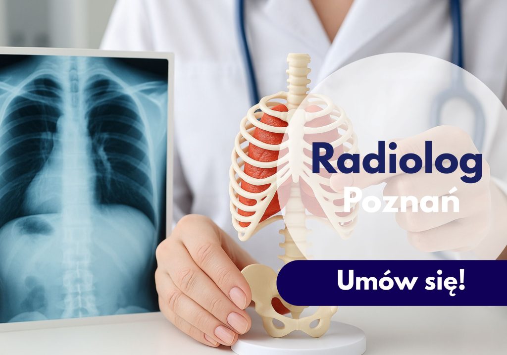Lekarz ze stetoskopem na szyi wskazuje na figurkę szkieletu klatki piersiowej i miednicy, obok znajduje się zdjęcie rentgenowskie – ilustracja dotycząca konsultacji radiologa w Centrum Medycznym neoMedica w Poznaniu.