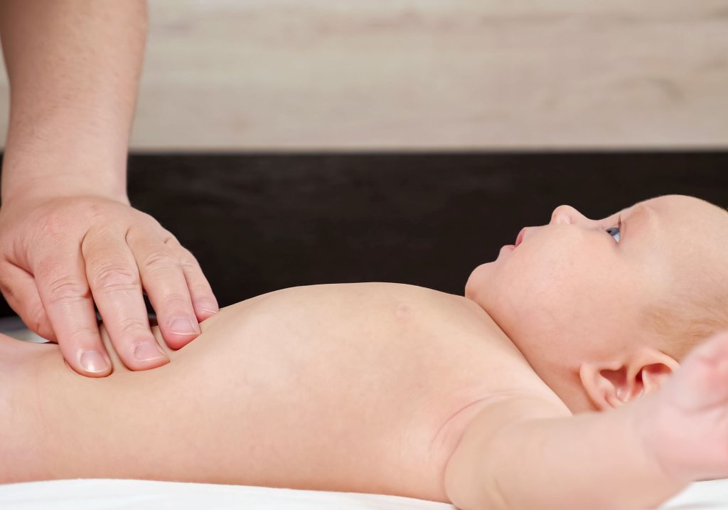 Lekarz badający brzuch dziecka - ilustracja dotycząca USG jamy_brzusznej_dziecka z oceną_odźwiernika_żołądka_poznan_neomedica