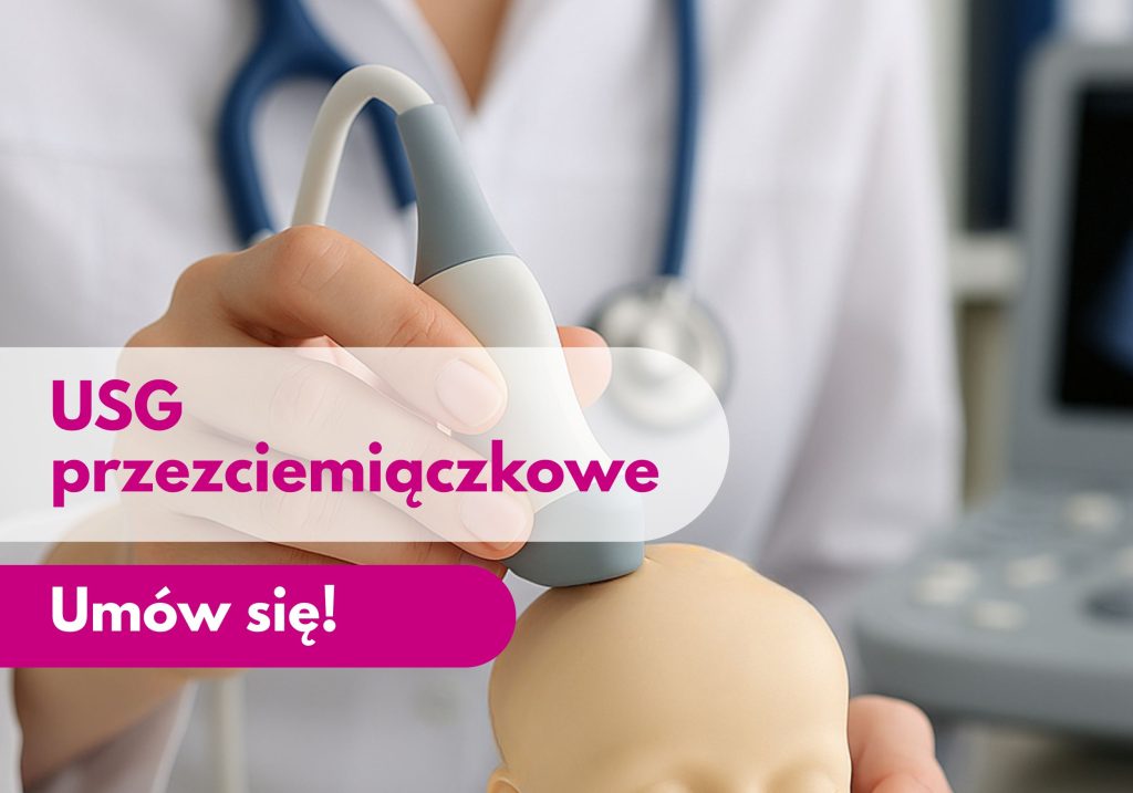 Lekarz przykładający głowicę USG do głowy lalki dziecka podczas wizyty w Centrum Medycznym neoMedica w Poznaniu – ilustracja dotycząca USG przezciemiączkowego.