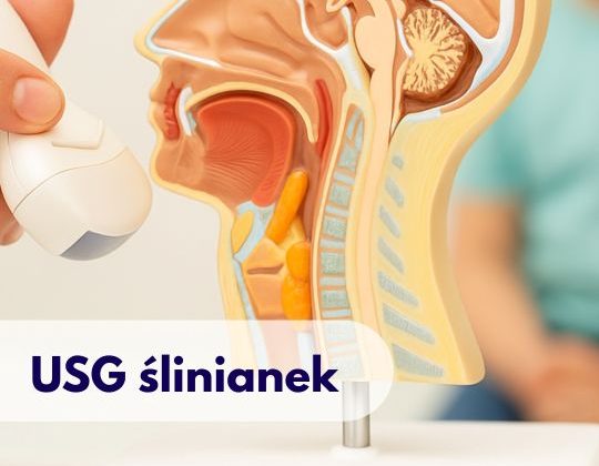 Głowica USG przykładana przez lekarza do modelu przedstawiającego głowę, wskazująca na ślinianki, w tle zamazana sylwetka mężczyzny podczas wizyty w Centrum Medycznym neoMedica w Poznaniu.
