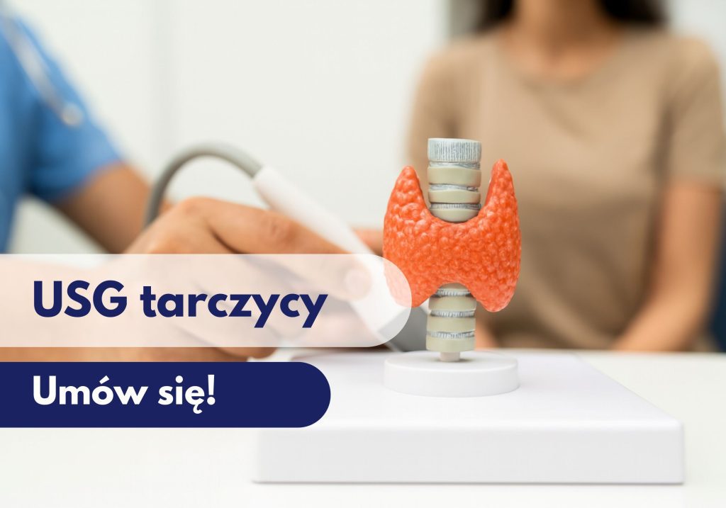 Głowica USG przykładana przez lekarza do modelu przedstawiającego tarczycę, w tle zamazana sylwetka kobiety podczas wizyty w Centrum Medycznym neoMedica w Poznaniu.