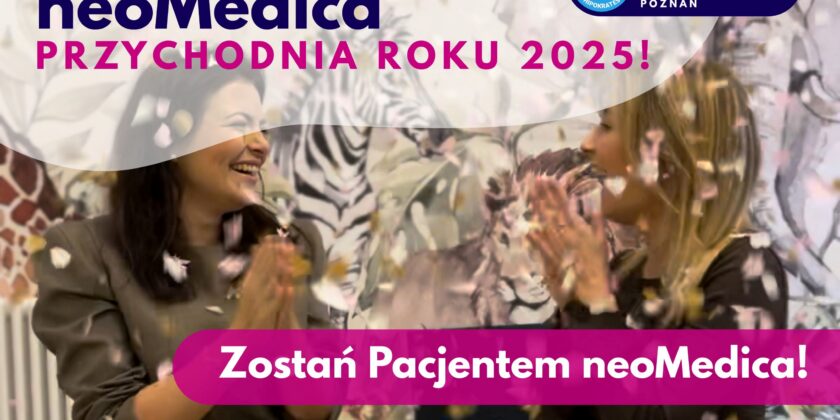 Dwie uśmiechnięte kobiety z unoszącym się w powietrzy konfetii.