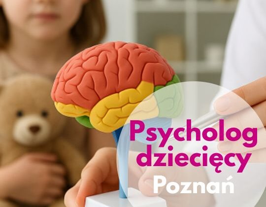 Psycholog dziecięcy z Centrum Medycznego neoMedica w Poznaniu trzyma model mózgu, a w tle widoczna jest mała dziewczynka z pluszowym misiem.