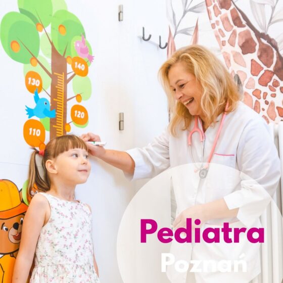 Lekarz pediatra mierzący wzrost dziecka na wiszącej na ścianie marce wzrostu w gabinecie pediatrycznym Centrum Medycznego neoMedica w Poznaniu.